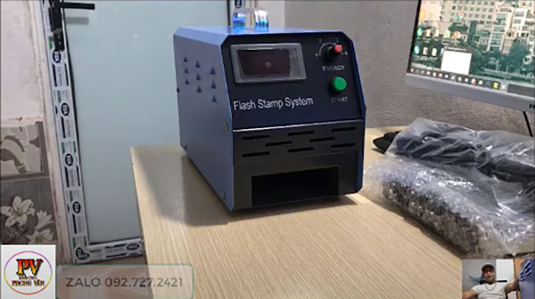 Thân máy với kiểu dáng nhỏ gọn, trọng lượng nhẹ