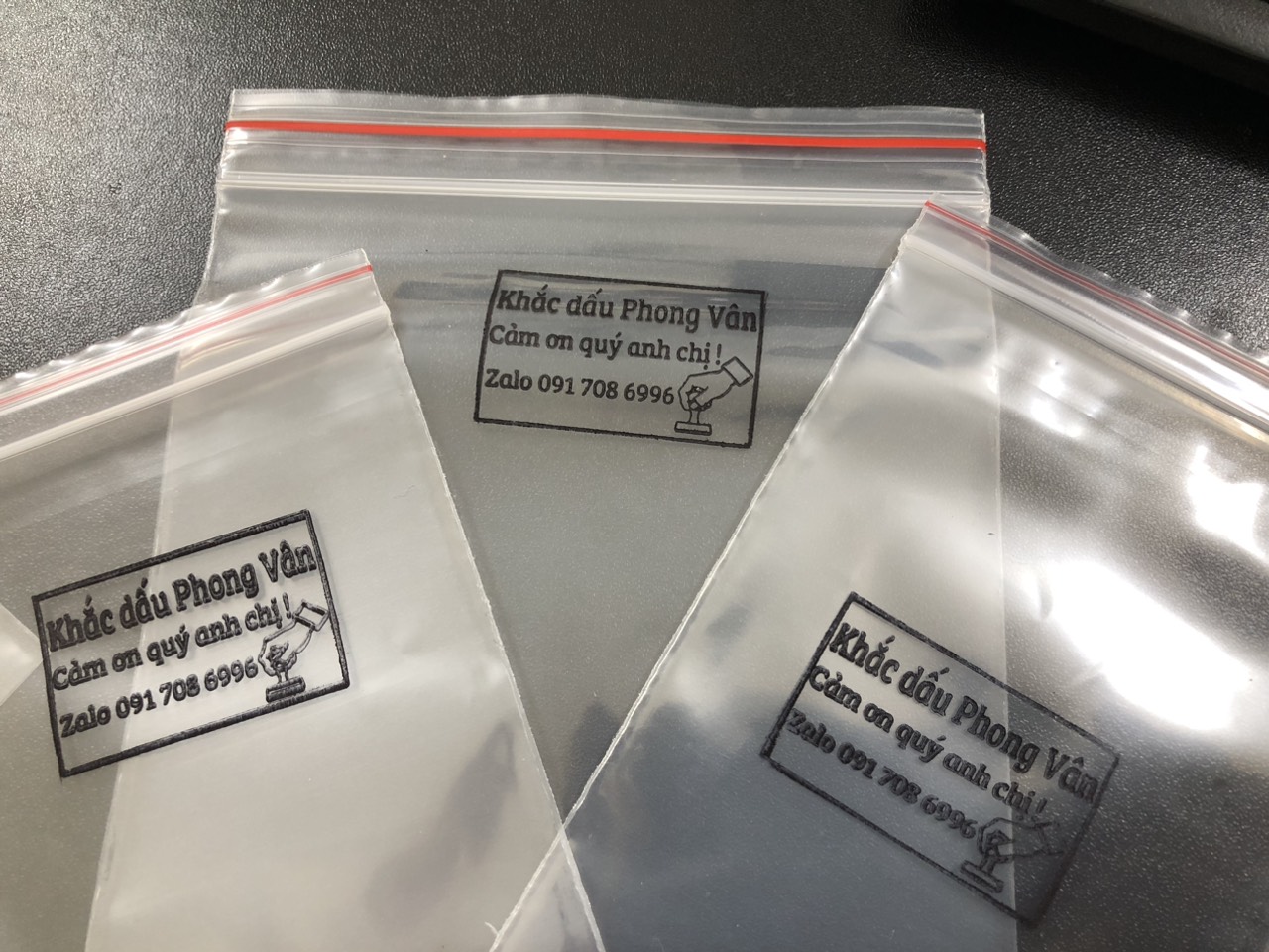 dấu đóng lên túi zip